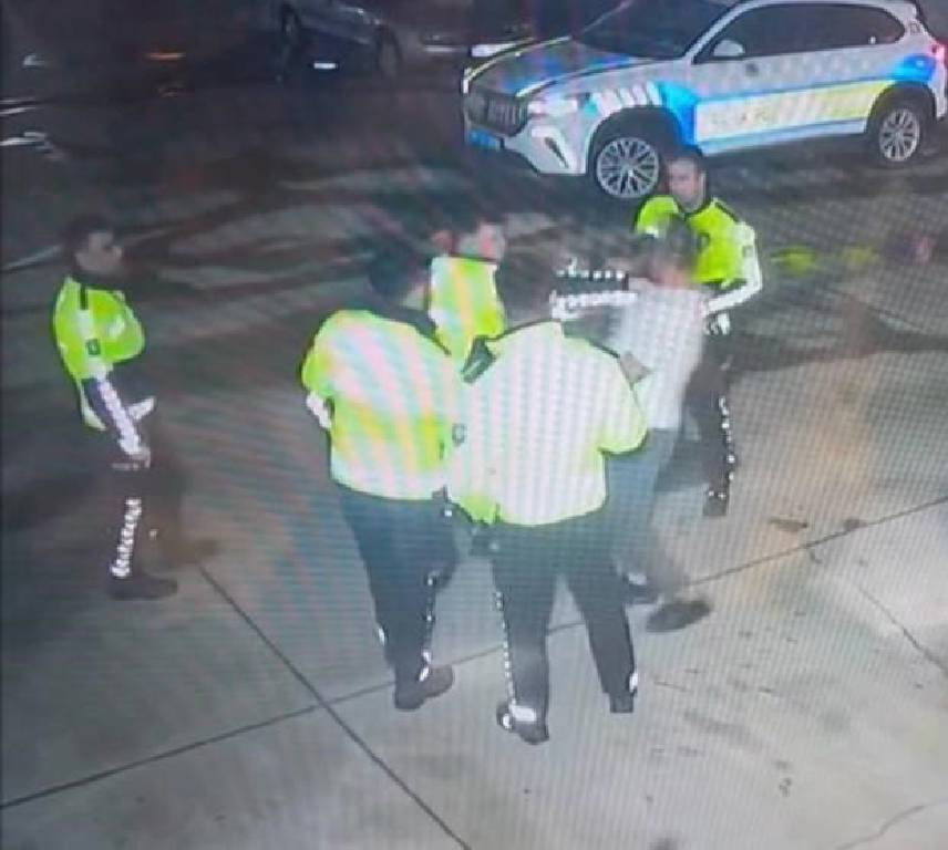 Araya alıp dövdüler! İzmir’de, sürücüyü darbeden trafik polisleri açığa alındı…