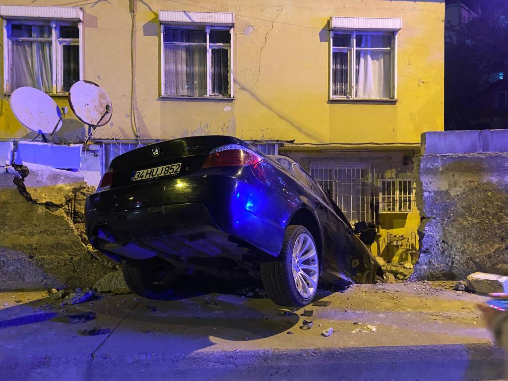 Otomobil evin bahçesine uçtu, sürücü kaçtı…