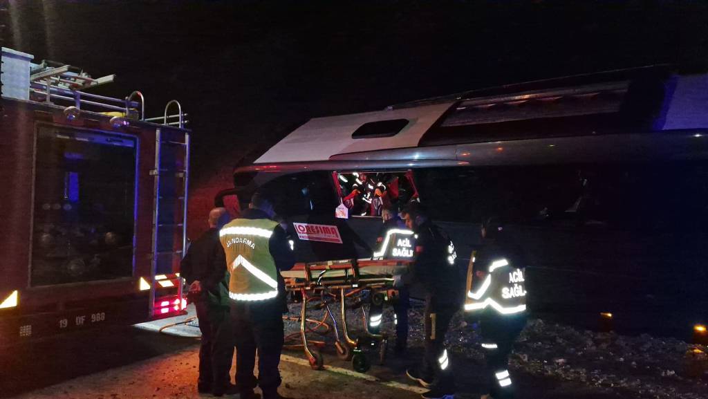 Çorum’da otobüs yan yattı: 24 yaralı