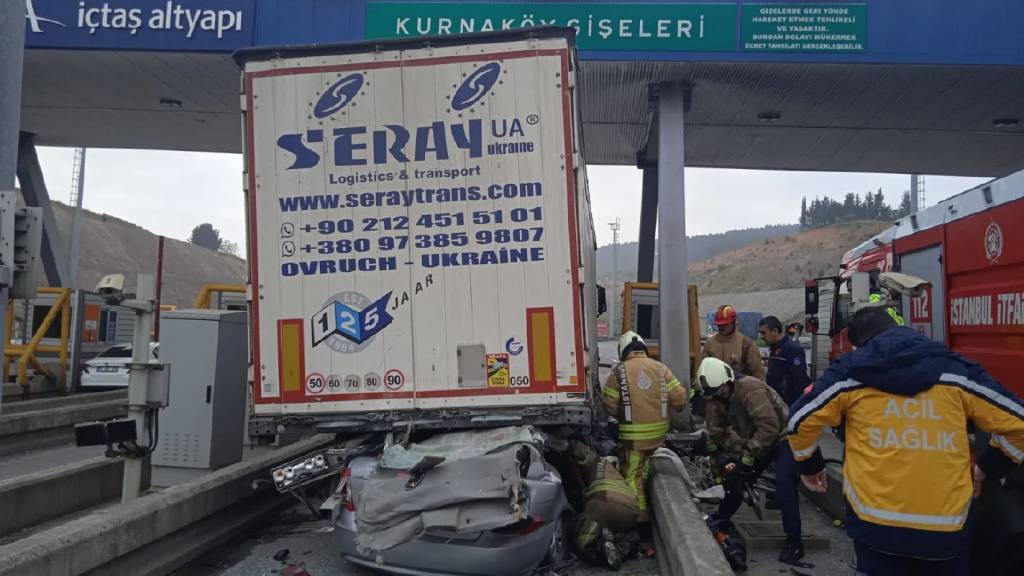İstanbul'da feci kaza! Otomobil tırın altında girdi, 4 kişi öldü