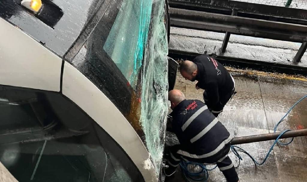 İstanbul'da metrobüsler çarpıştı: Çok sayıda yaralı var
