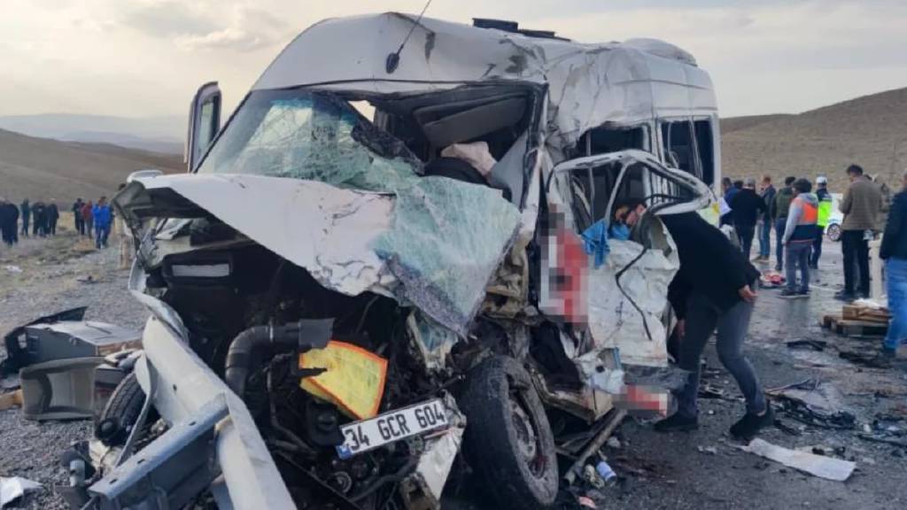Van’da katliam gibi kaza! 6 kişi öldü, 8 kişi yaralandı