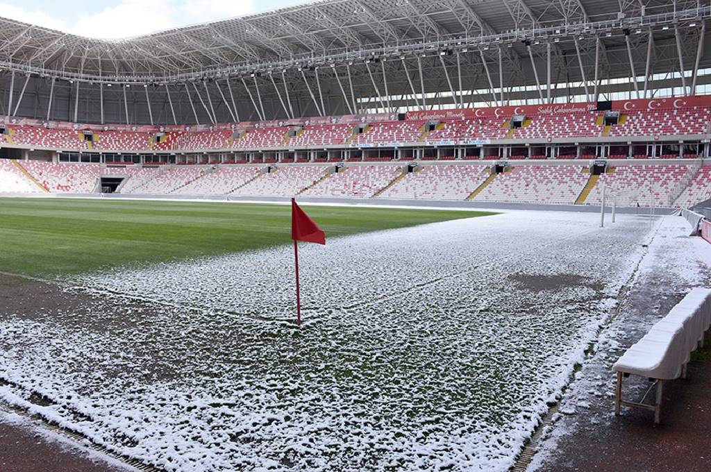 Hava eksi 14 derece, Sivasspor - Fenerbahçe maçı öncesi zeminin son durumu