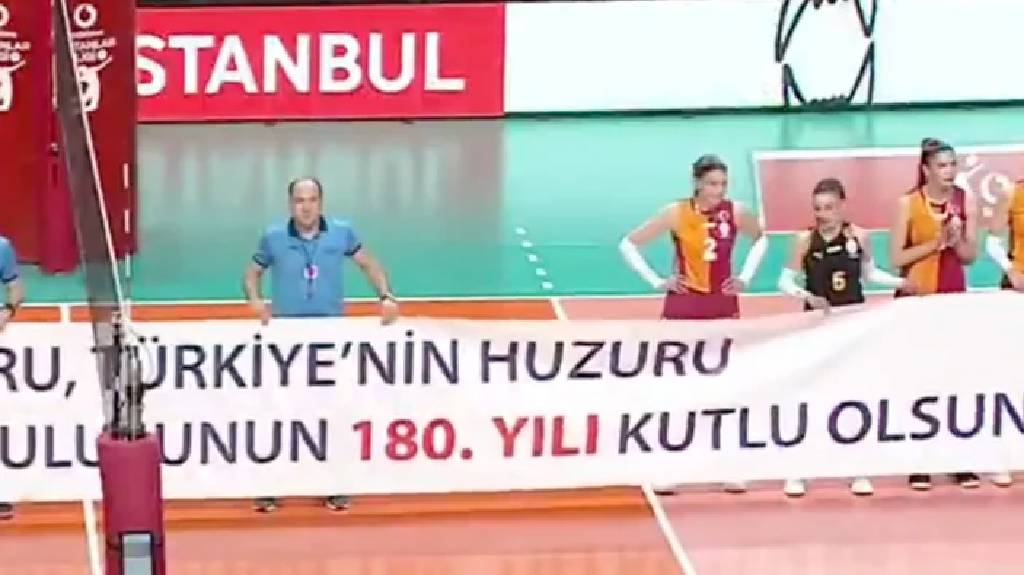 Boykota destek veren voleybolcu İlkin Aydın, polis pankartını tutmadı