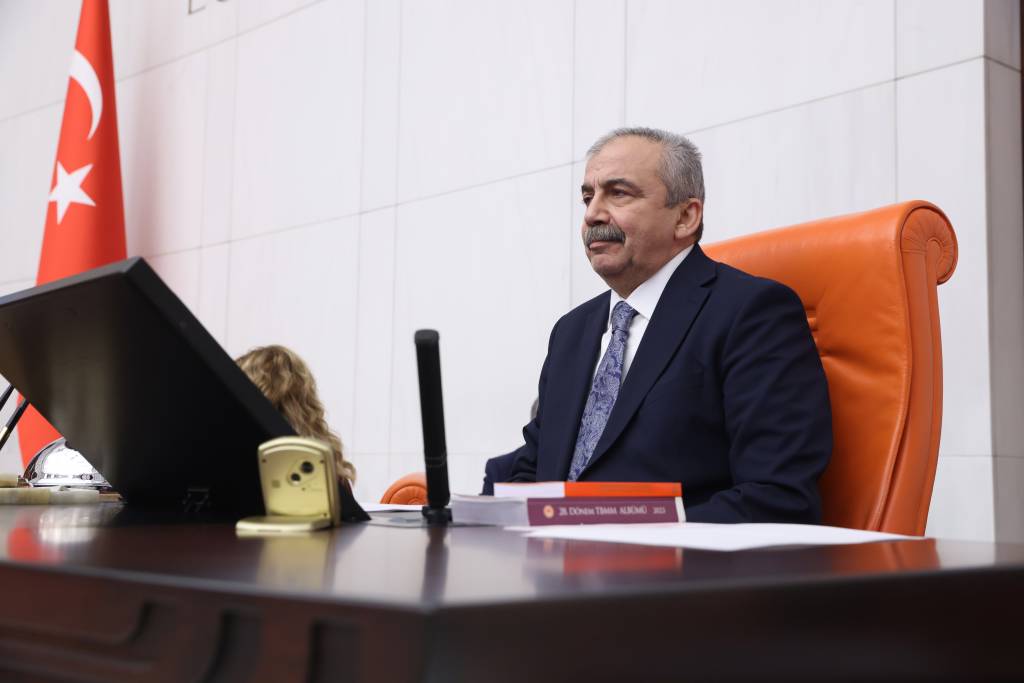 Ambulans ekibi, Sırrı Süreyya Önder’e 7 dakikada ulaştı…