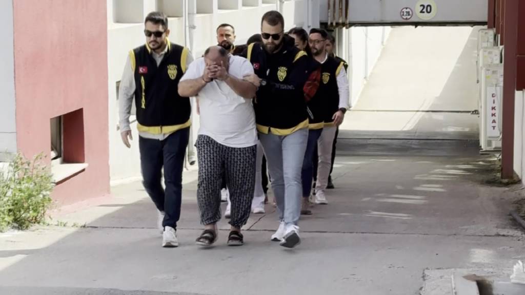 Adana’da fuhuş şebekesi çökertildi! 