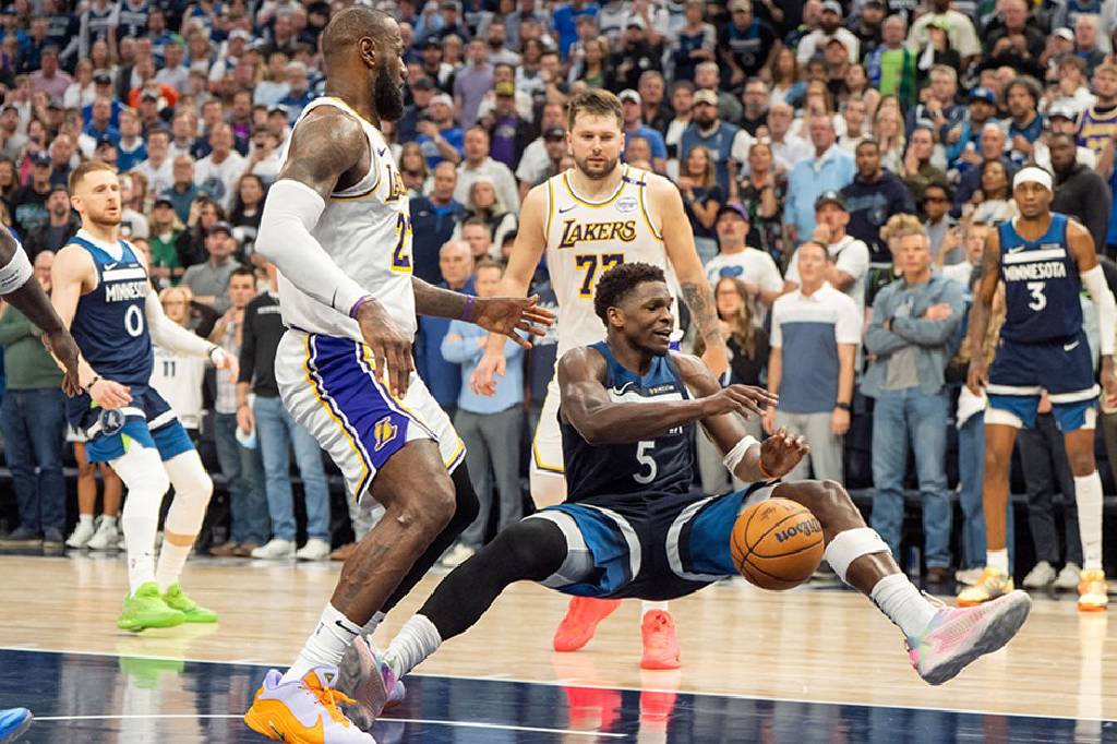 NBA play-off'larında seriler tüm hızıyla devam etti