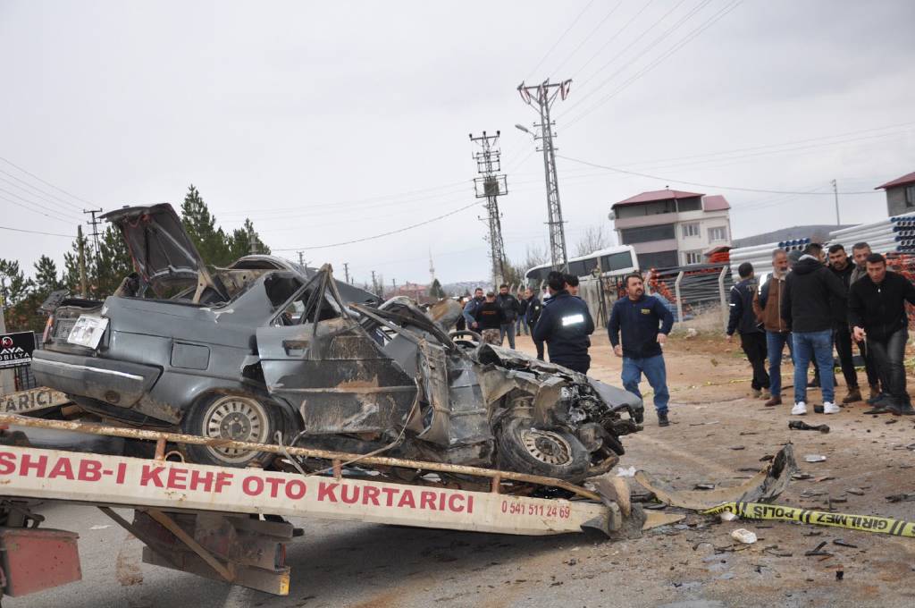 Otomobil kağıt gibi ezildi: 3 ölü, 3 yaralı