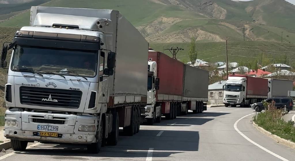 Türkiye-İran sınırında 2 kilometrelik tır kuyruğu!