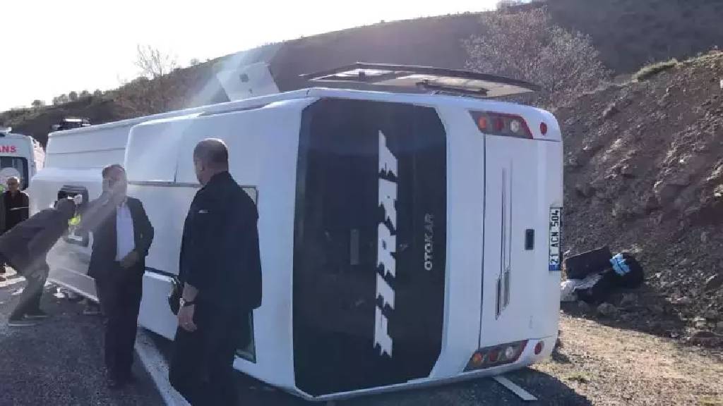 Elazığ'da midibüs devrildi! Çok sayıda yaralı var...
