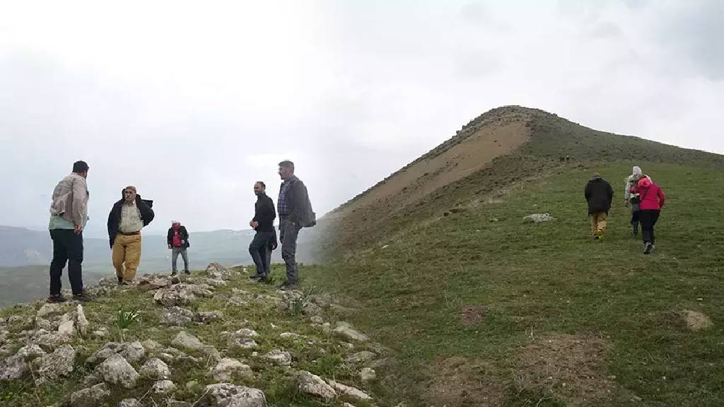 Muş’ta tarihi sır ortaya çıktı: 110 bin ahlat ağacı arasında gizemli kale!