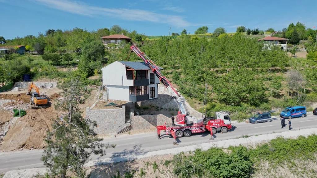 Bursa'da ilginç olay! Kaçak villayı vinçle taşıdı