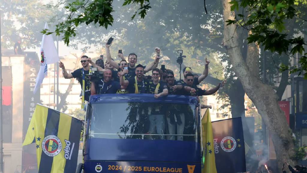Fenerbahçe Beko şampiyonluk kupasını kaldırıyor: Bağdat Caddesi Sarı-Lacivert!