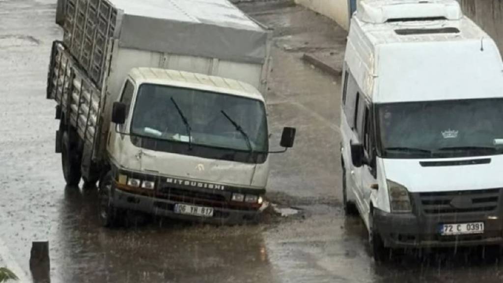Batman’da altyapı çalışması sonrası yol çöktü!