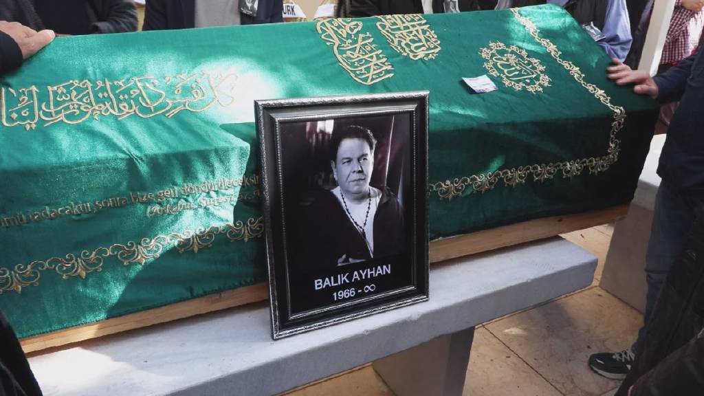 Roman müziğinin sevilen ismi Balık Ayhan, gözyaşlarıyla uğurlandı