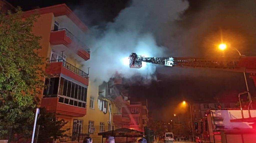 Konya'da dört katlı binada doğalgaz patlaması: 1'i ağır 12 yaralı
