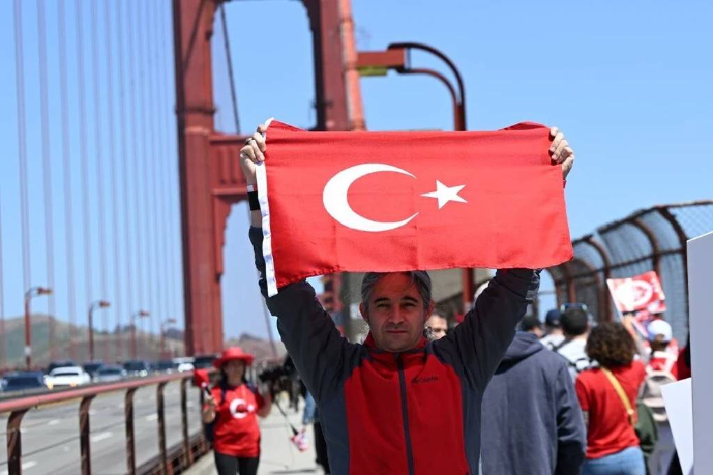 San Francisco’da 19 Mayıs coşkusu: Golden Gate Köprüsü'nde Türk bayrakları dalgalandı