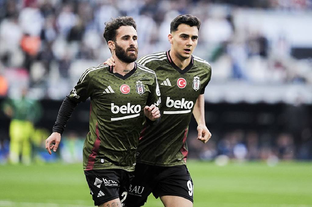 Beşiktaş, üçüncülük yarışında avantajı elde etti. Beşiktaş 4 - 1 Adana Demirspor