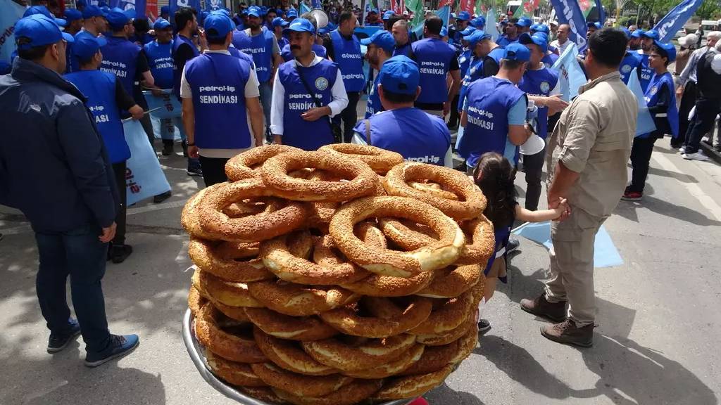 İşçi Bayramı, iş başında kutlandı! İnşaat işçileri, kutlamaları çalışarak izlediler...