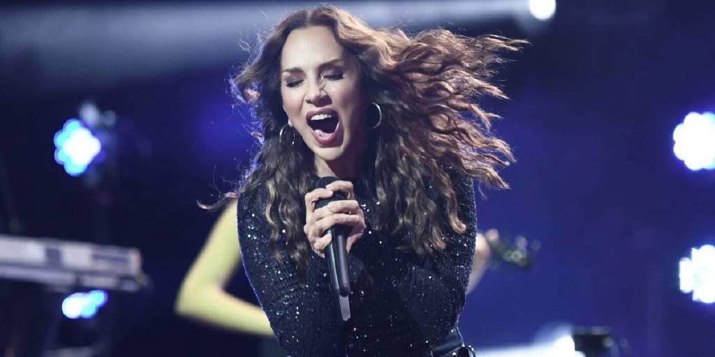 Sertab Erener’den ‘Zıplamayan Tayyipçi’ diyenlere sahnede destek!