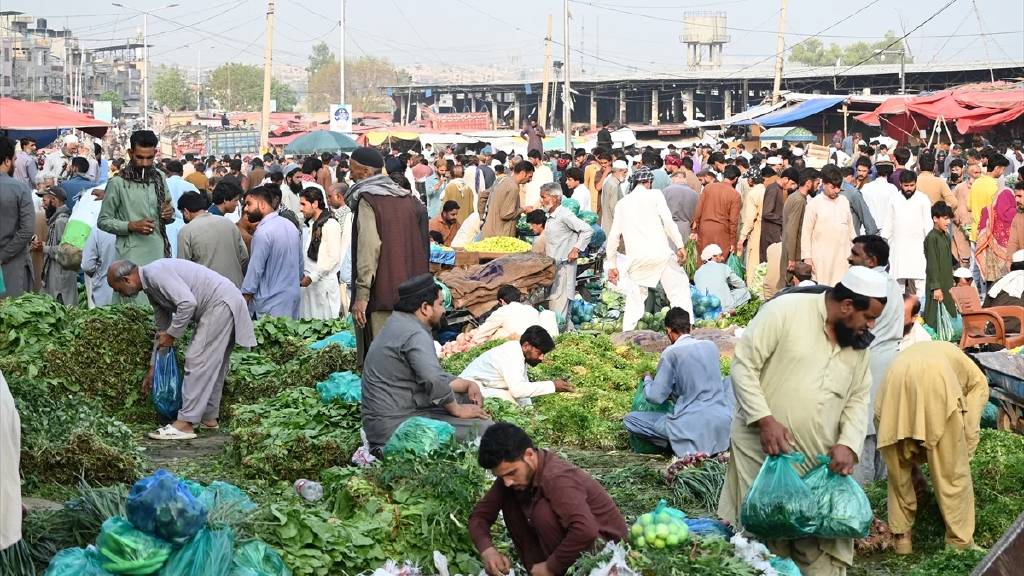 Pakistan'ın başkenti İslamabad'da halk gıda stokluyor