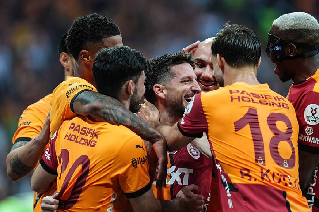 Galatasaray'da duygusal veda gecesi: Galibiyet göz yaşlarıyla kutlandı