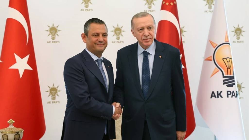 Cumhurbaşkanı Erdoğan'dan Özgür Özel'e geçmiş olsun telefonu