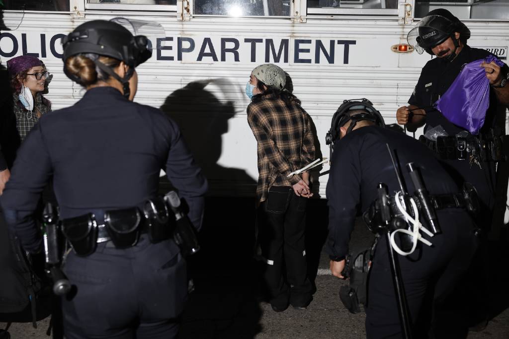 Los Angeles sokakları alev alev! 100'den fazla kişi gözaltına alındı…