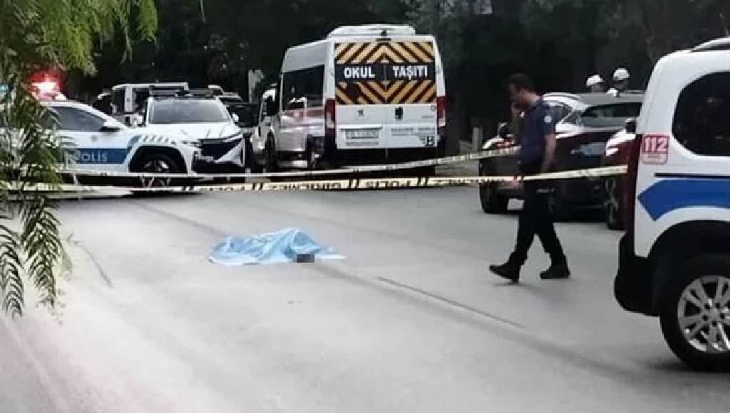 İzmir'de korkunç ölüm: Akan trafikte yolun ortasına yattı