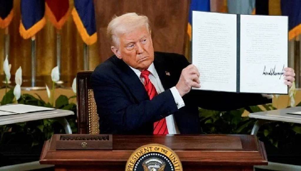 Trump, 12 ülkenin vatandaşlarının ABD'ye girişini yasakladı