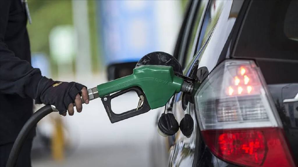 Benzin ve motorine zam geldi! Tabelalar değişti