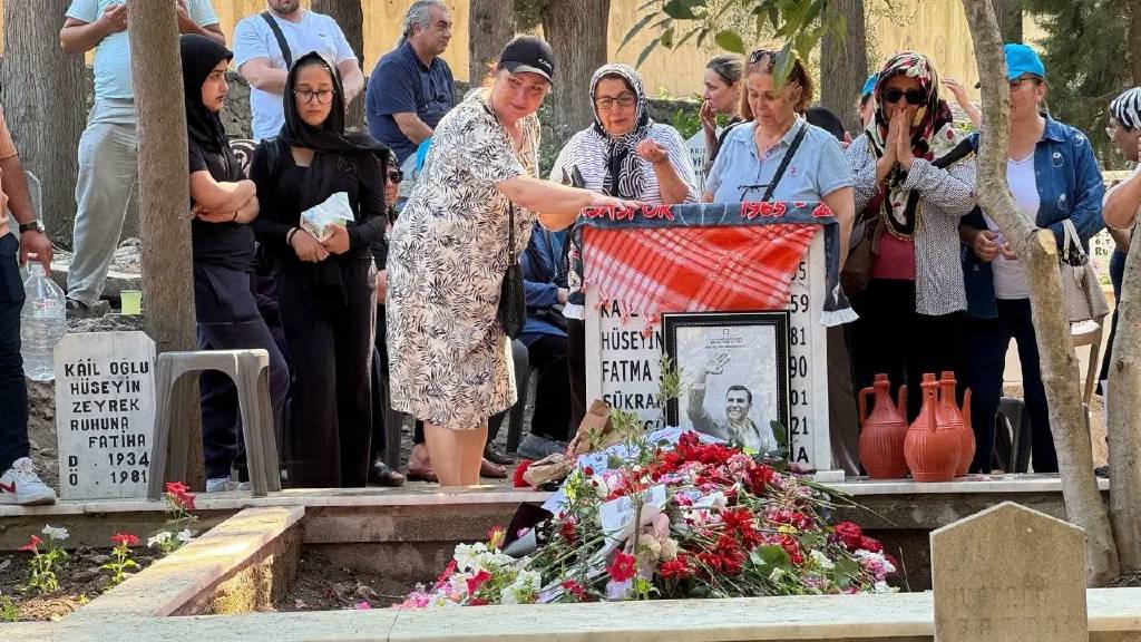 Ferdi Zeyrek’in mezarına yoğun ziyaret: "Onun gibisi bir daha gelmez"