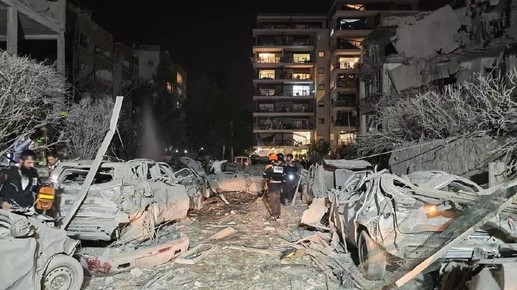 Tel Aviv’de İran bombardımanı: Sokaklardan görüntüler...