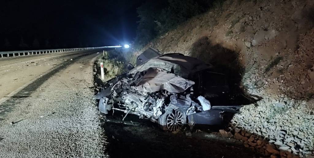 Yolcu otobüsü ile otomobil çarpıştı: 1 ölü, 8 yaralı