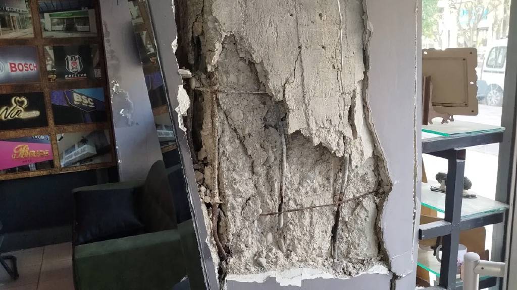 Antalya’da apartmanda taşıyıcı kolon patladı