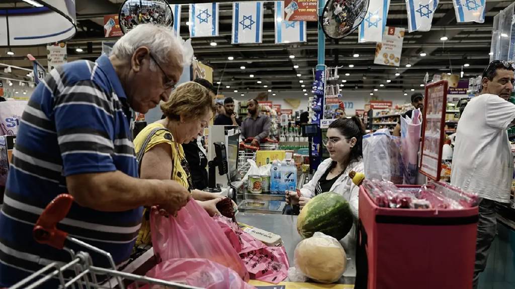 İsrail halkı saldırıların ardından marketlere akın etti