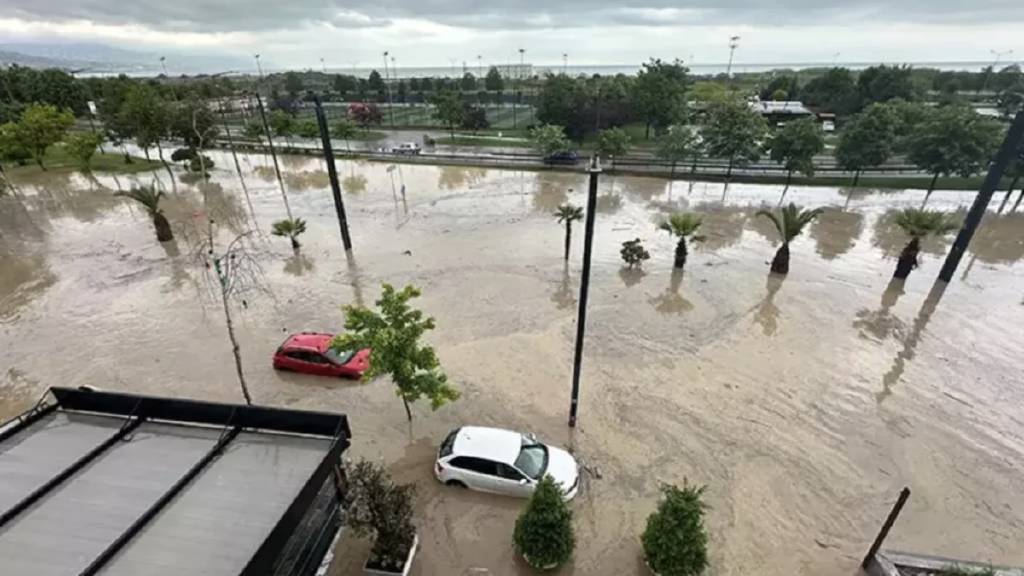Trabzon'da sel felaketi: Bir kişi kayıp