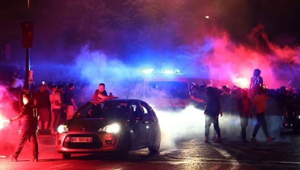 Şampiyonlukla gelen kaos! Paris sokakları karıştı