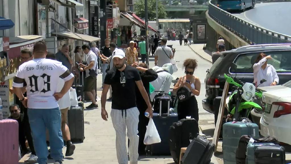 Hava sahası kapatıldı: İstanbul'daki İranlılar otogarlara akın etti