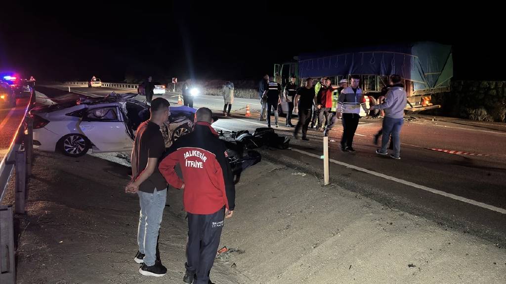 Balıkesir'de feci kaza: 2 kişi öldü