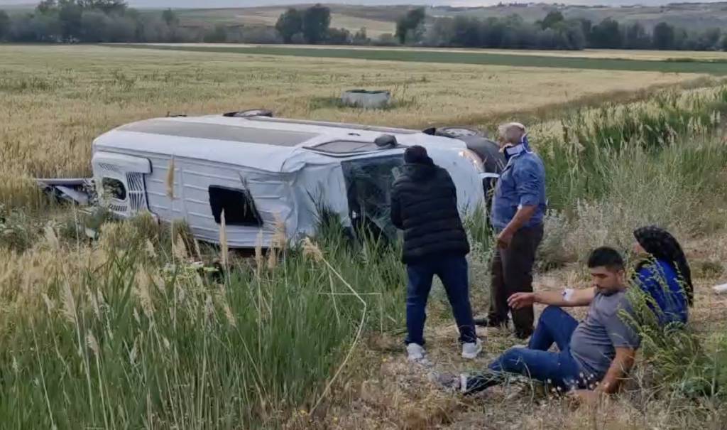 Şoför uyudu, minibüs şarampole devrildi: 17 yaralı