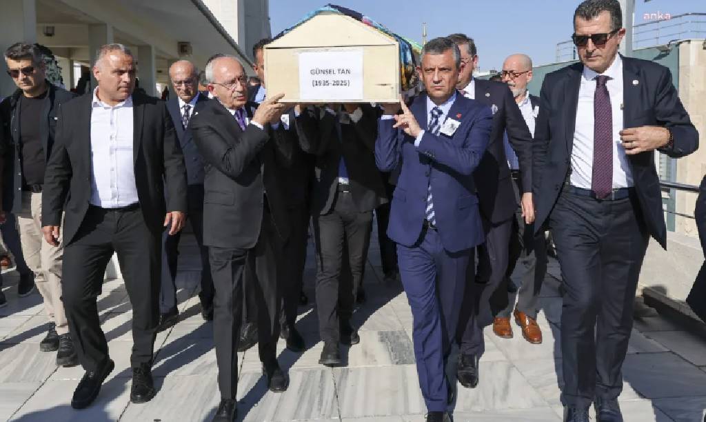 Özgür Özel ile Kemal Kılıçdaroğlu cenazede bir araya geldi