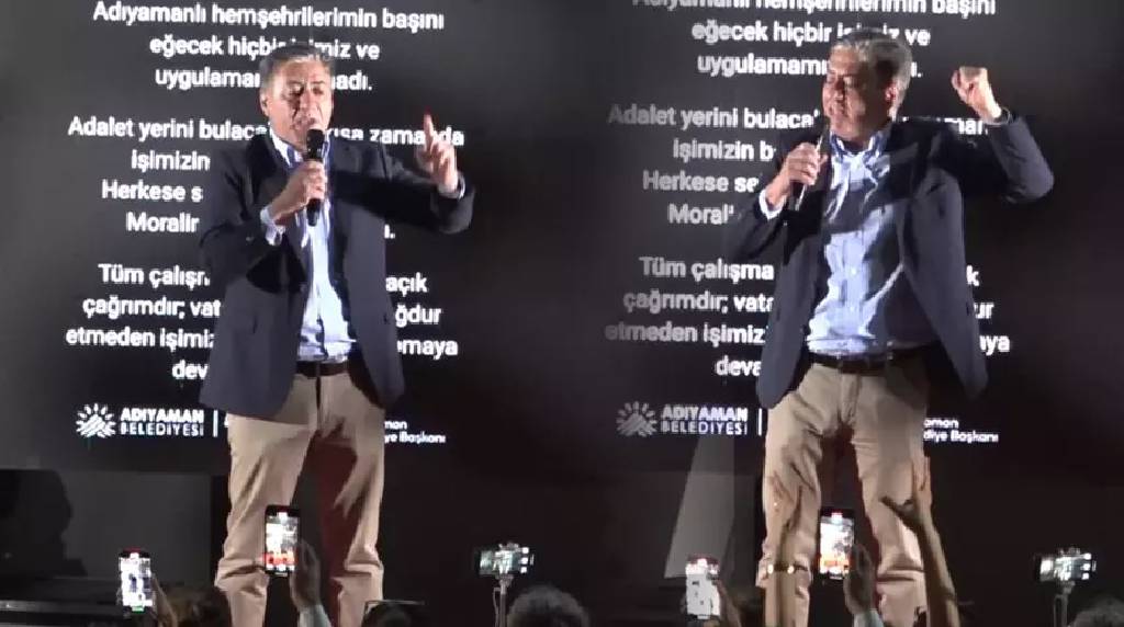 CHP Grup Başkanvekili Emir sahneden düştü: Hastaneye Kaldırıldı!