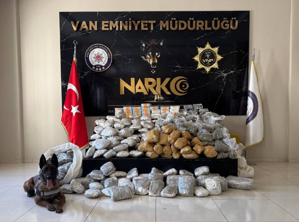 Yün çuvallarının içinden 122 kilo uyuşturucu çıktı!