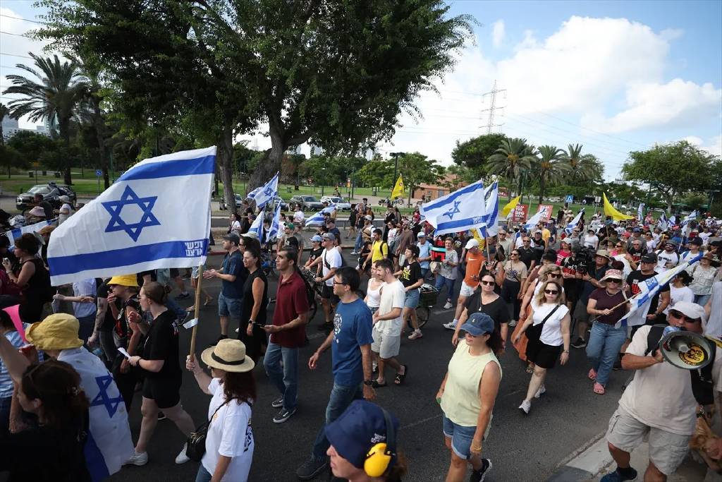 İsrailliler, Tel Aviv'de ana yolu kapatarak esirlerin geri getirilmesini istedi