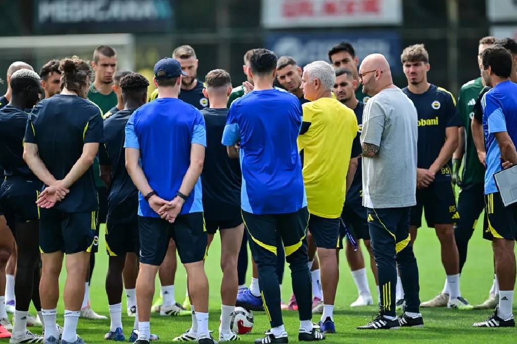 Edson Alvarez sonrası Fenerbahçe'de 4 isimle yollar ayrılıyor