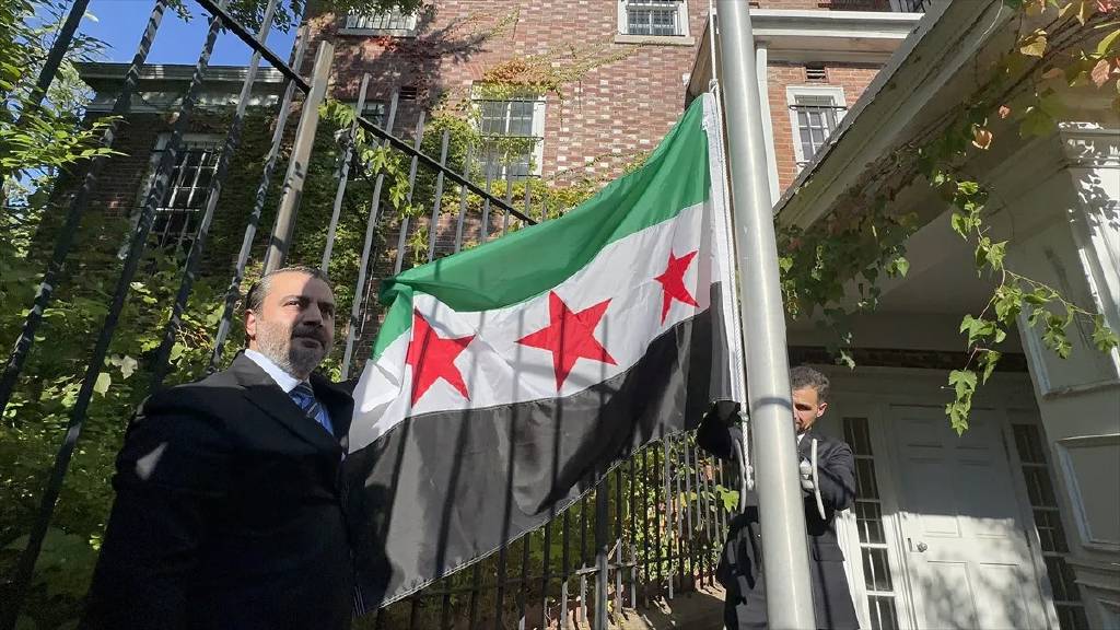 Suriye bayrağı, Washington'da çekildi