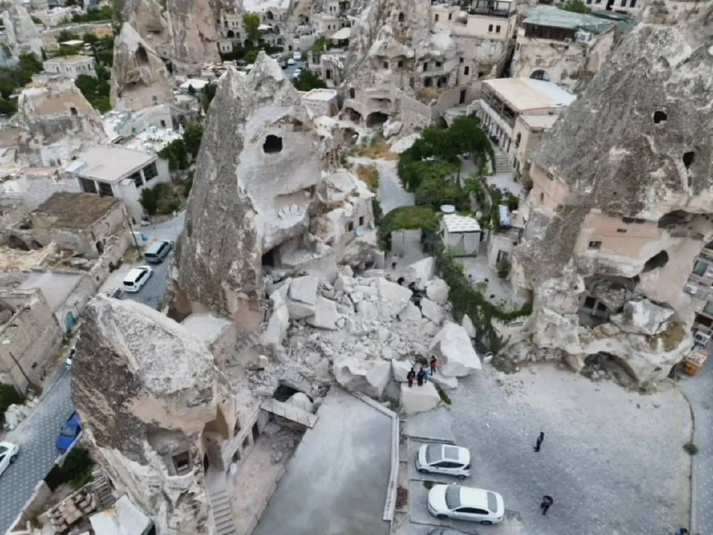 Kapadokya'da Peribacaları'nın bir kısmı yıkıldı