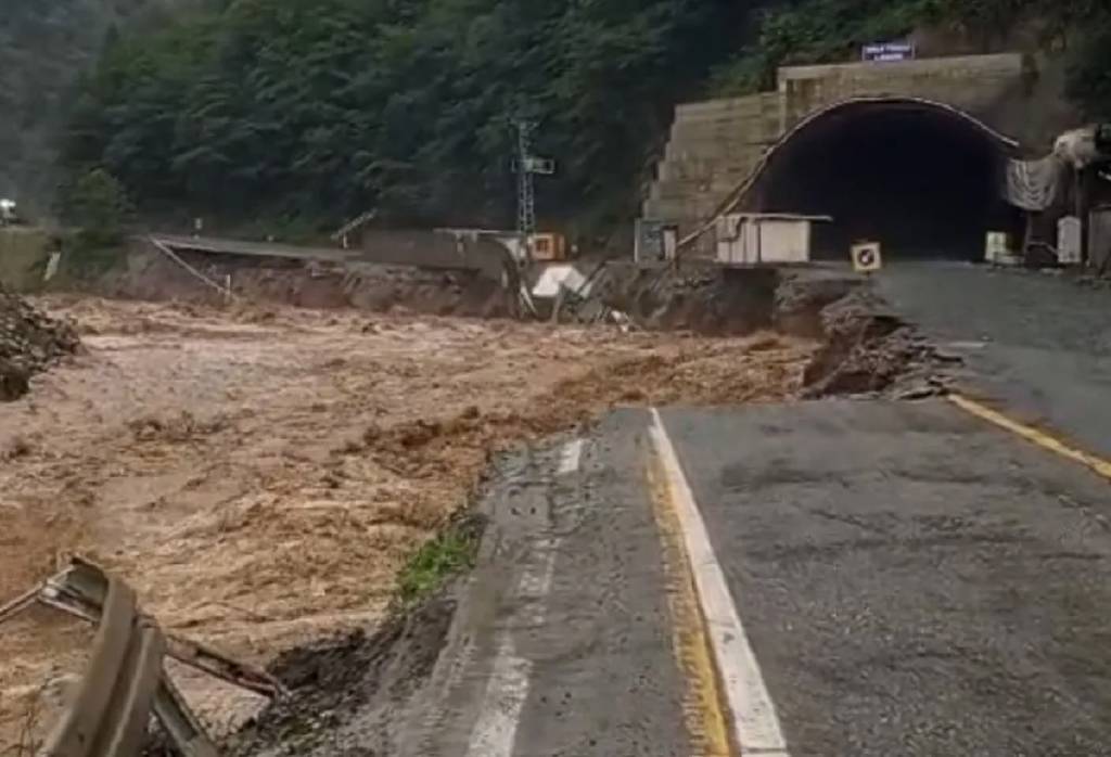 Rize'de şiddetli yağışlar sel ve büyük yıkımlara yol açtı