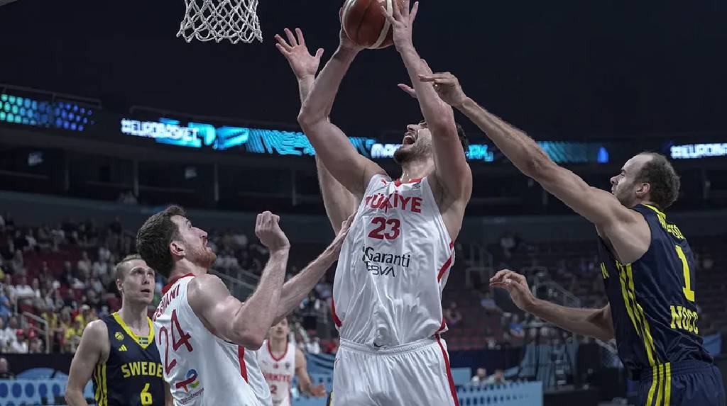 12 Dev Adam, namağlup şekilde çeyrek finalde 